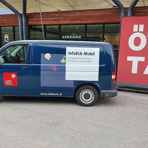 InfoEck Mobil, daneben Ötztal-Schriftzug auf Leinwand