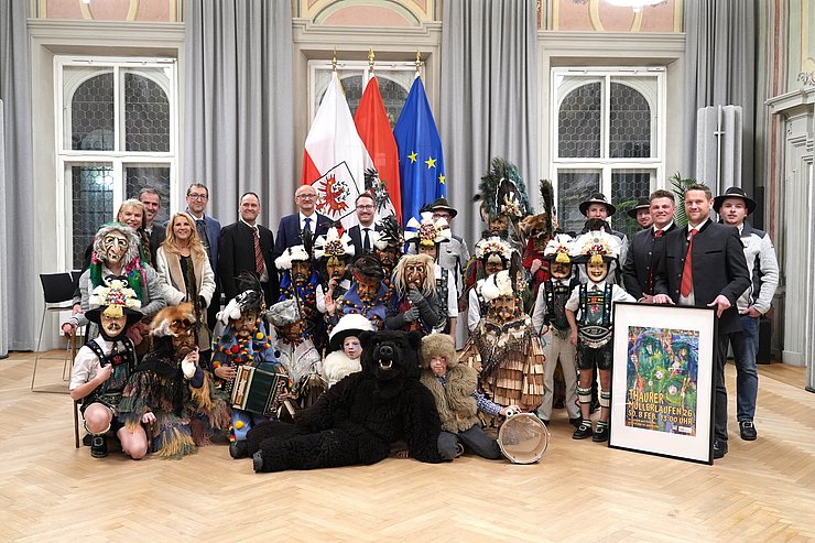 Mehrere Personen in Faschingskostümen.