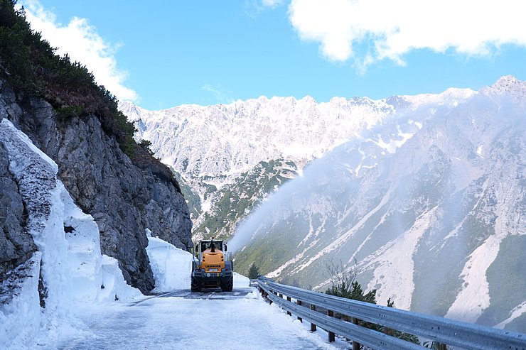 Schneefräse befreit eine Passstraße von Schnee