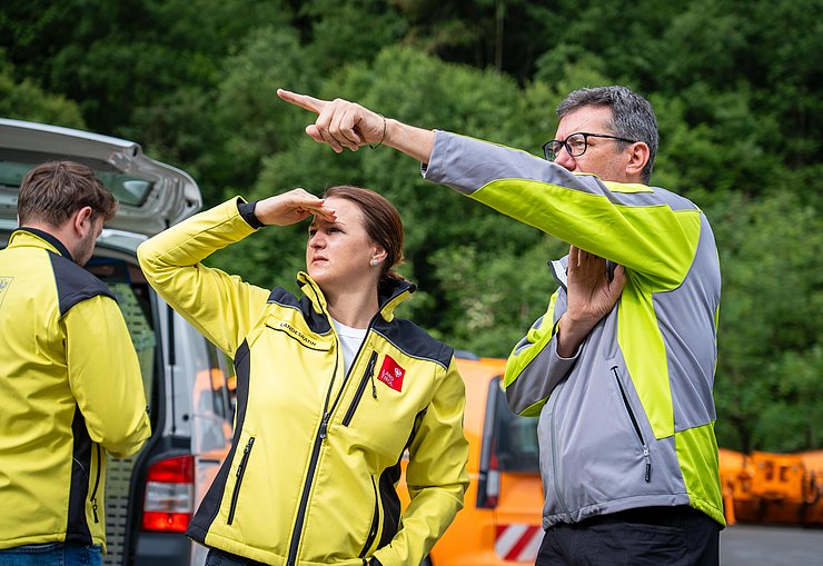 © Land Tirol/Hörmann Mair mit Mann sprechend