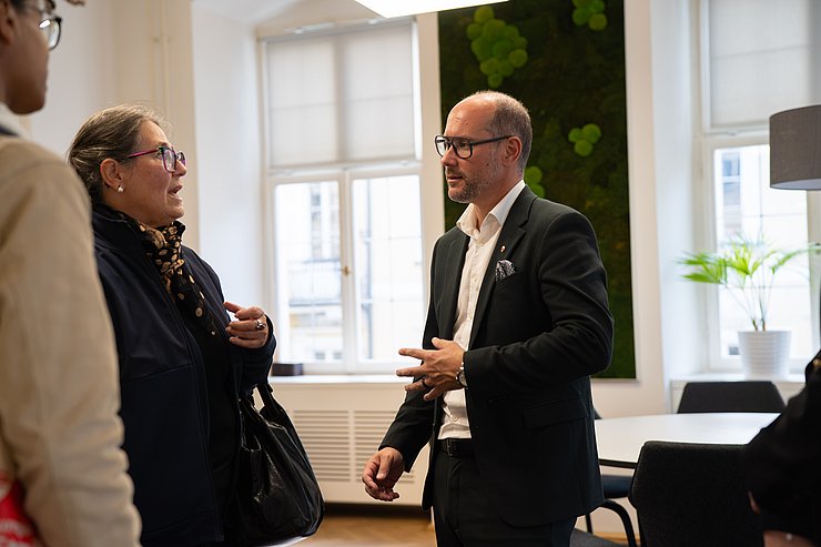 © Land Tirol/Rippl Landesrat Gerber im Büro im Austausch mit Bürgerinnen
