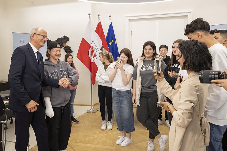 Die Jugendlichen machen gemeinsam mit dem Landeshauptmann Fotos.