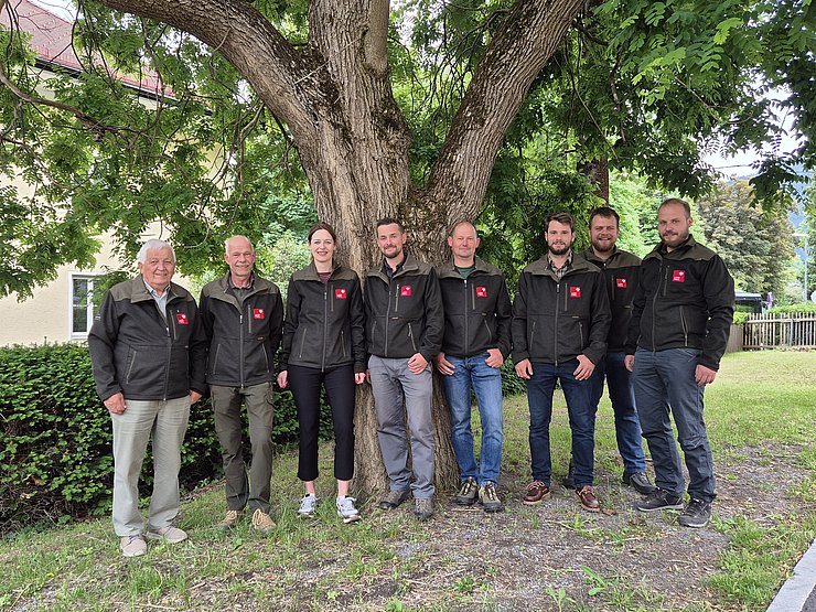 von links: Jagdleiter Norbert Krabacher, Berufsjäger WM Peter Melmer, Ingrid Kuprian (Büro), die Berufsjäger RJ Johannes Holzknecht, ROJ Mario Gabl, RJ Benedikt Kolp, Florian Köll (Berufsjägerlehrling), BJ Philipp Gaugg 