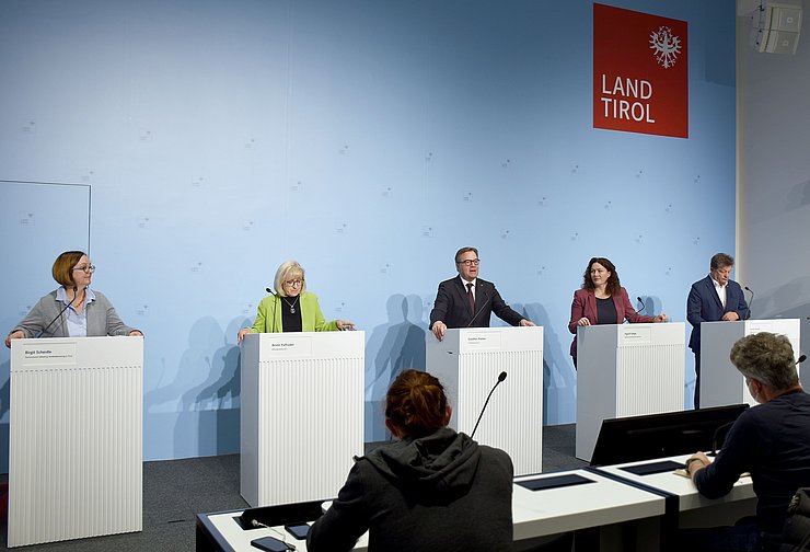 Alle Redner bei der Pressekonferenz an ihren Pulten