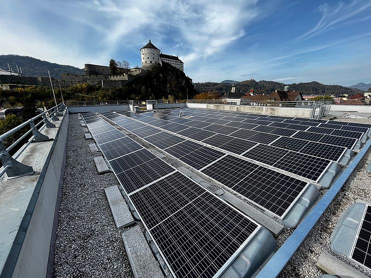 PV-Anlage auf dem Dach der BH; im Hintergrund die Festung Kufstein