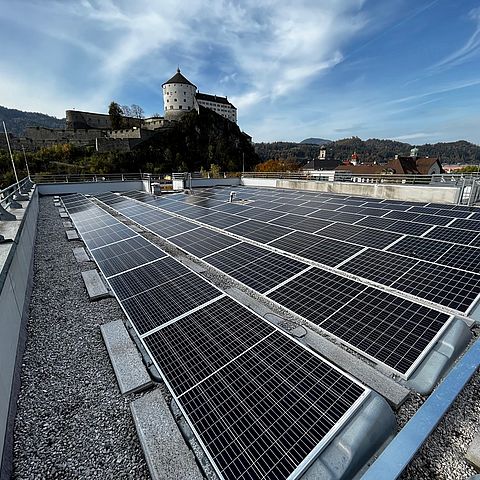 PV-Anlage auf dem Dach der BH; im Hintergrund die Festung Kufstein