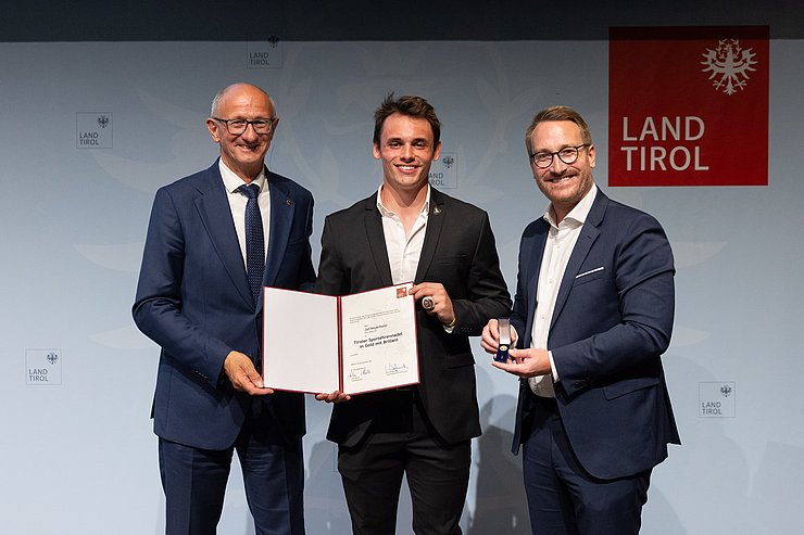 Verleihung Tiroler Sportehrennadel in Gold mit Brillant, v.l.n.r. LH Anton Mattle, Jan Mayerhofer, 1. LHStv. Philip Wohlgemuth
