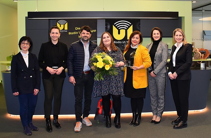 Am Gruppenfoto v. li. Verena Steinlechner-Graziadei (Vizepräsidentin Arbeiterkammer Tirol), Victoria Weber (Bgmin von Schwaz), Hannes Oberladstätter (Vize-Bgm von Reith i. A.), „Lehrling des Monats Februar 2023“ Maria Reiter, Tina Rieser-Winkler (Geschäftsführerin U1 Tirol Medien GmbH), Arbeits- und Jugendlandesrätin Astrid Mair und Martina Entner (Obfrau Bezirksstelle Schwaz der Wirtschaftskammer) beim Lehrlings-Auszeichnungstermin.