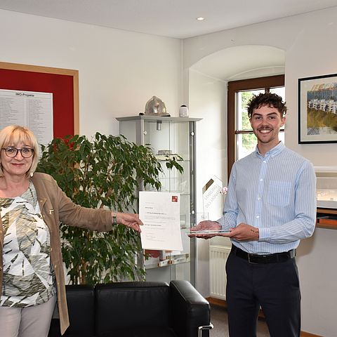 Arbeits- und Bildungslandesrätin Beate Palfrader gratuliert "Lehrling des Monats Mai 2021" Gabriel Maier in Schwaz.