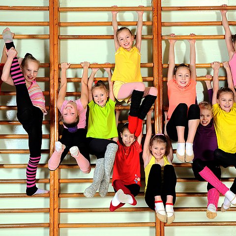 © shutterstock Schulsport Kinder bei der Gymnastik