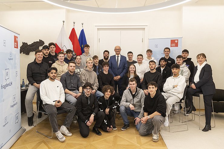 Gruppenfoto von den SchülerInnen mit dem Landeshauptmann.