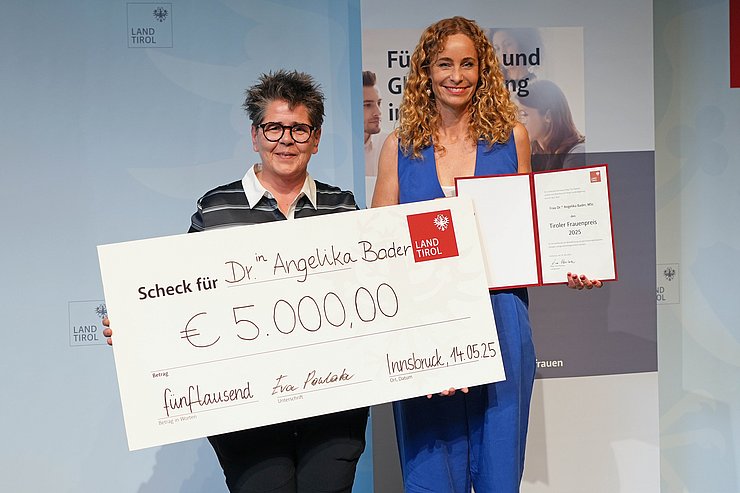 Landesrätin und Preisträgerin mit Diplom und Scheck