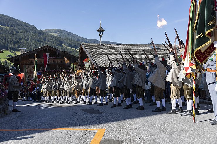 © Land Tirol/Sedlak Schützen schießend