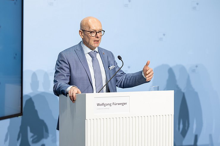 © Land Tirol/Steinlechner LR Fürweger am Redepult