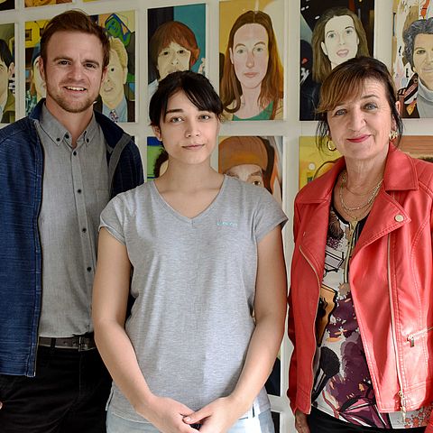 Jugendlandesrätin Beate Palfrader mit InfoEck-Leiter Clemens Rosner und der Freiwilligen Mariana Deligiannidou aus Griechenland.