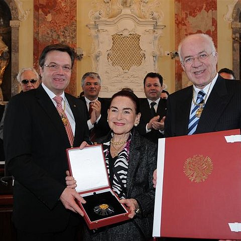 Van Staa und Platter mit der neuen Ringträgerin ohne und mit Familie