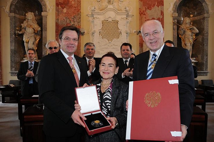 Van Staa und Platter mit der neuen Ringträgerin ohne und mit Familie