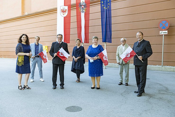 „Tirol zeigt Flagge“ – Landeshauptmann Günther Platter (Mitte) mit Landeshauptmann Stellvertreterin Ingrid Felipe und Landeshauptmann Stellvertreter Josef Geisler im Bild mit Peter Stocker, der im Heim Sankt Josef in Mils tätig ist, Psychologin Susanne Stocker sowie Sylvia Schlothane (BKH Kufstein) und Erwin Kropf (Computeria Rum)