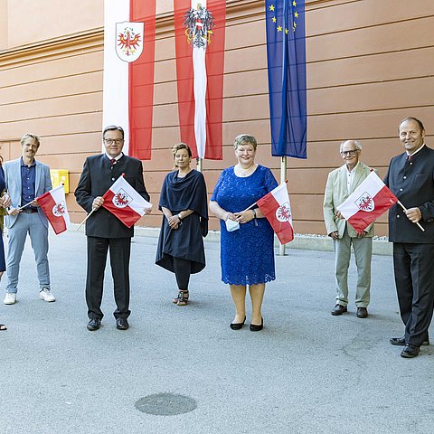 „Tirol zeigt Flagge“ – Landeshauptmann Günther Platter (Mitte) mit Landeshauptmann Stellvertreterin Ingrid Felipe und Landeshauptmann Stellvertreter Josef Geisler im Bild mit Peter Stocker, der im Heim Sankt Josef in Mils tätig ist, Psychologin Susanne Stocker sowie Sylvia Schlothane (BKH Kufstein) und Erwin Kropf (Computeria Rum)