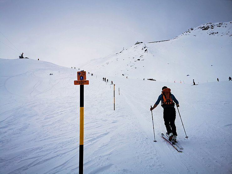 Das Land Tirol fördert die Konzeption und Umsetzung von Angeboten und Lenkungsmaßnahmen beim Pistentourengehen mit 50 Prozent der Nettokosten und wird ein Qualitätssiegel für Pistentourenangebote schaffen.