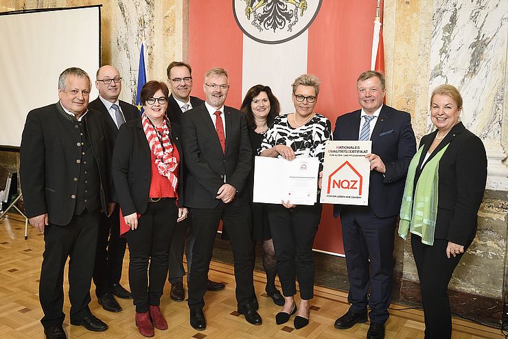 Sozialministerin Hartinger-Klein und Pflegelandesrat Tilg (rechts) gratulierten den VertreterInnen des Sozialzentrums Ötz zur Verleihung des Nationalen Qualitätszertifikats.