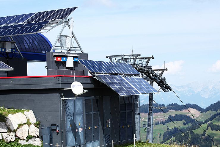 Photovoltaikanlage auf Dach einer Seilbahnstation  