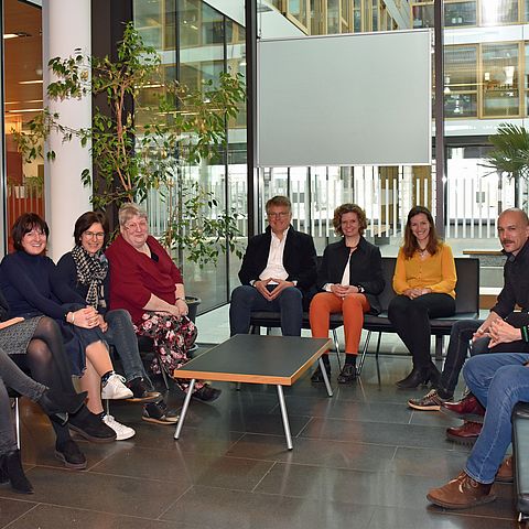 (links) LRin Gabriele Fischer und Abteilungsvorständin Silvia Rass-Schell mit den KollegInnen der Kinder- und Jugendhilfebehörden aus Tirol, Südtirol und München.