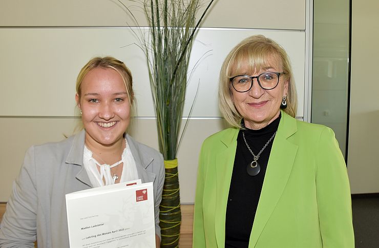 Arbeits- und Bildungslandesrätin Beate Palfrader gratuliert Madlen Ladstätter zum "Lehrling des Monats April 2022".