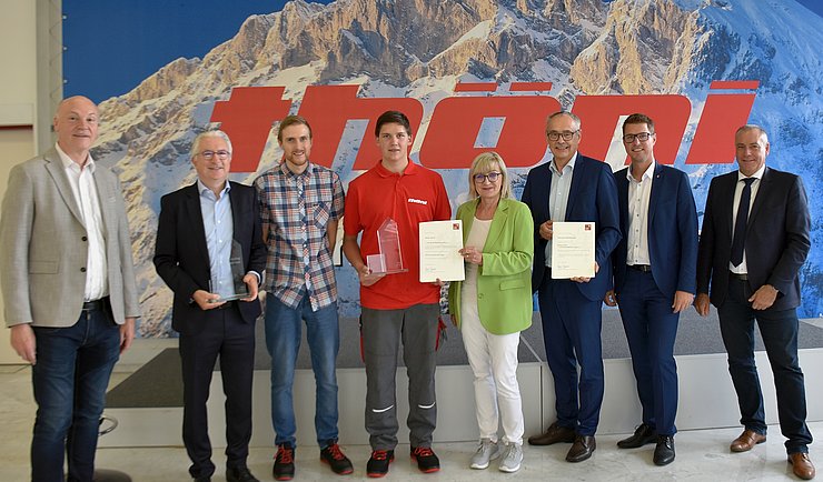 Beim Auszeichnungstermin im Betrieb v. li. Gerhard Hödl (Kammerrat Arbeiterkammer Tirol), Thomas Bock (Geschäftsführer Thöni Holding), Lehrlingsausbilder Helmut Lenhart, „Lehrling des Monats Juli 2022“ Mathias Speckle, Arbeits- und Bildungslandesrätin Beate Palfrader, Anton Mederle (Geschäftsführer Firma Thöni), Christian Härting (Bgm von Telfs) und Martin Gremer (Direktor Tiroler Fachberufsschule für Elektrotechnik, Kommunikation und Elektronik).