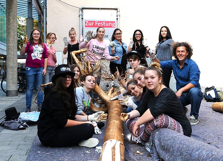 © HLW Kufstein Schülerinnen und Schüler mit BH Dr. Platzgummer beim Baum