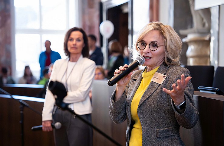 Zweite Landtagsvizepräsidentin Elisabeth Blanik erklärte Gästen den Sitzungssaal des Tiroler Landtags.