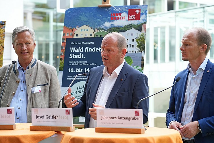 LHStv Geisler bei PK sprechend