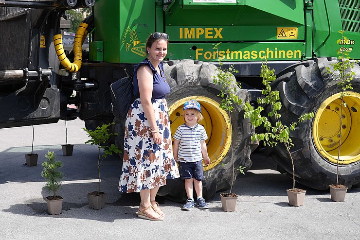 Frau und Kind vor Traktor