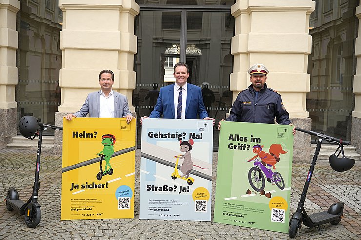 Männer mit großen Plakaten 