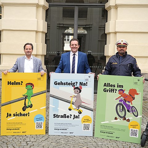 Männer mit großen Plakaten 