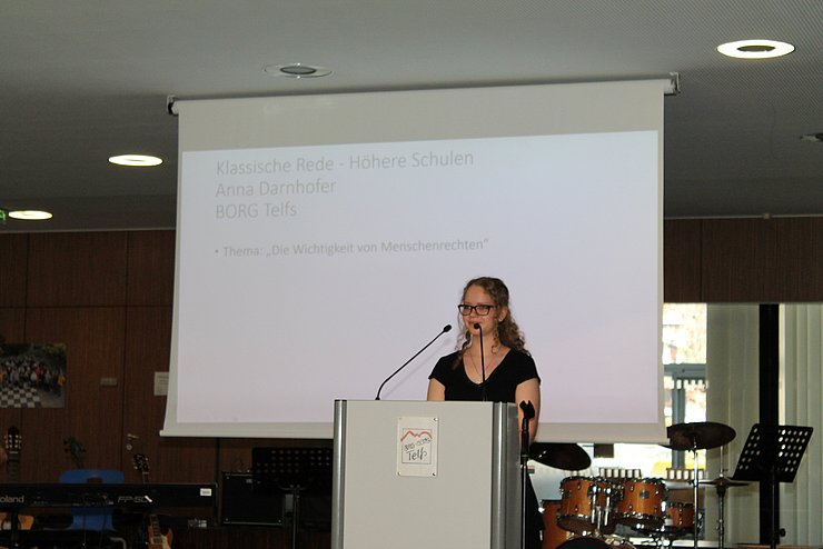 Jugendliche spricht in Mikrofon