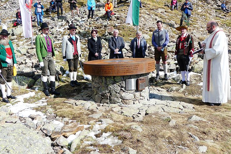 (Bildmitte, v.li.) LTPin Sonja Ledl-Rossmann, LTP Josef Noggler und LTP Walter Kaswalder nahmen an der Einweihung des Marksteins, der die Mitte des historischen Tirols symbolisiert, teil.