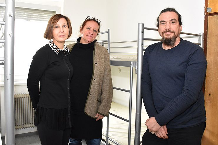 LRin Gabriele Fischer, Andrea Cater-Sax und Michael Hennermann in einem Zimmer der TSD-Winternotschlafstelle Schusterbergweg.