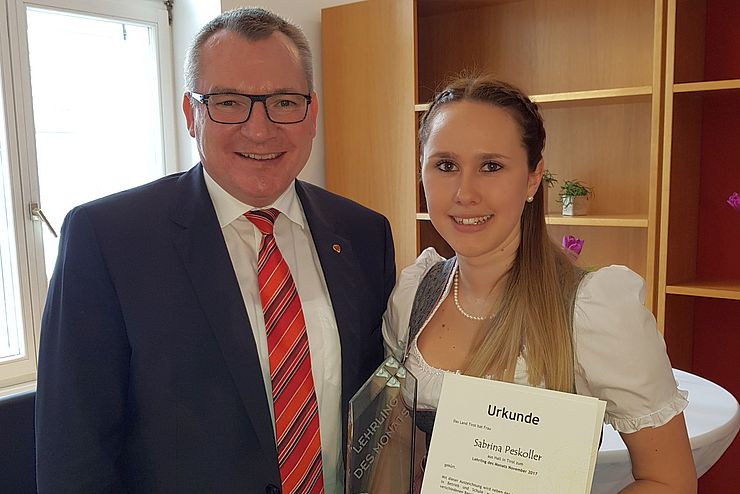 Lehrlingsehrung im Sanatorium Kettenbrücke der Barmherzigen Schwestern in Innsbruck: LR Johannes Tratter gratuliert Sabrina Peskoller zur Auszeichnung „Lehrling des Monats November 2017“.