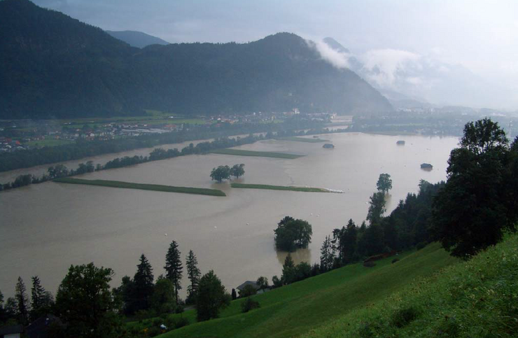 Landschaftsaufnahme von einer Erhöhung aus fotografiert, wo man sieht, dass ein großer Teil des Talkessels überflutet ist.