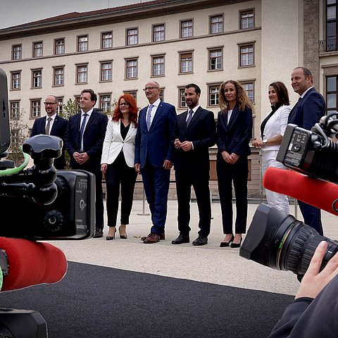 Designierte Regierungsmitglieder auf dem Landhausplatz
