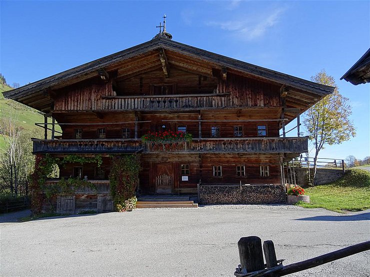 Außenansicht des "Bergbauernmuseums z'Bach" in "Wildschönau"