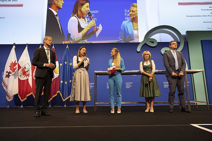 Dass in Zukunft verstärkt die Prävention forciert werden soll, betonte Gesundheitslandesrätin Annette Leja im Rahmen der Veranstaltung. (v.li.): Leiter des EuregioLabs Walter Obwexer, LRin Annette Leja, Moderatorin Karin Gschnitzer, LHStvin Waltraud Deeg (Süditirol) und LH Maurizio Fugatti (Trentino). 