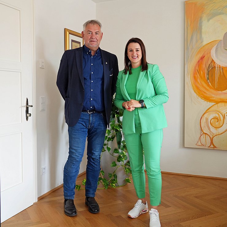 Landesrätin Astrid Mair und Bürgermeister Helmut Mall bei der Landesrätin im Büro