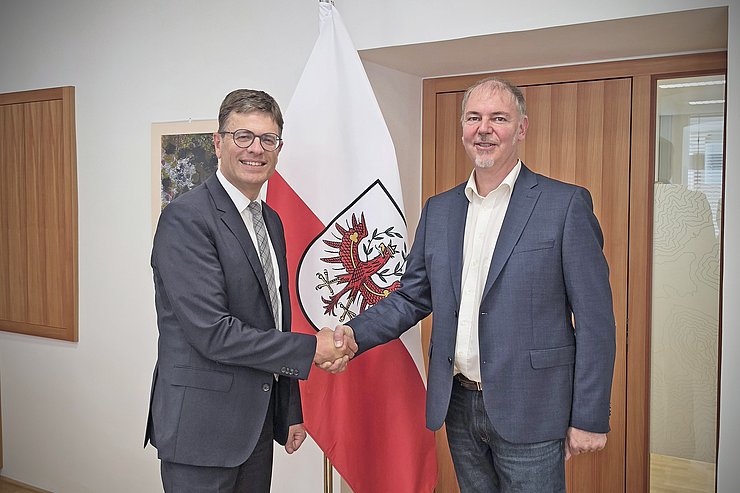 Zwei Männer schütteln sich die Hand