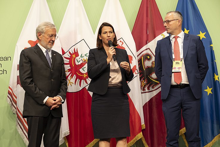 Präsidenten auf Bühne redend