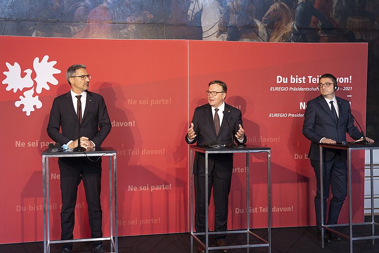 In der Pressekonferenz zog Landeshauptmann  Günther Platter Bilanz über die vergangenen zwei Jahre Tiroler Präsidentschaft. Im Bild mit v.l. Landeshauptmann Arno Kompatscher und Landeshauptmann  Maurizio Fugatti