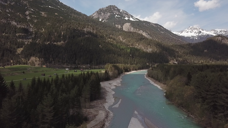 Abschluss der Bauarbeiten im April 2019, die Verbauungen wurden entfernt. Der Lech kann sich nun  die Uferbereiche selbst gestalten.