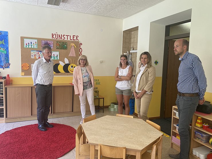 LRin Beate Palfrader (2.v.l.) besuchte das Osttiroler Kinderbetreuungszentrum. Im Bild mit v.l. Bgm Vitus Monitzer (St. Veit), Andrea Troger, Leiterin des Kindergartens, Sabine Bodner, GF vom OKZ und Bgm Ingo Hafele (St. Jakob i. D.)