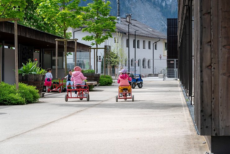 Kinder fahren auf einer abgesperrten Straße